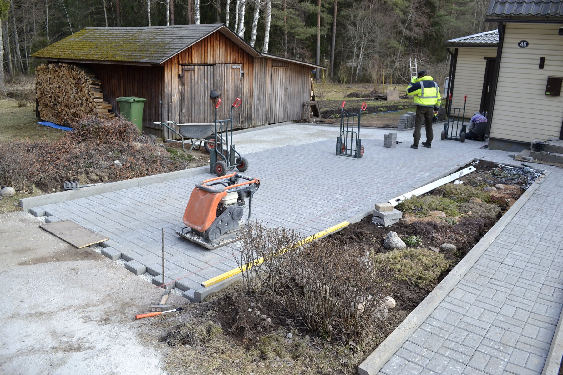 Tänavakivide paigaldustöö objektil
