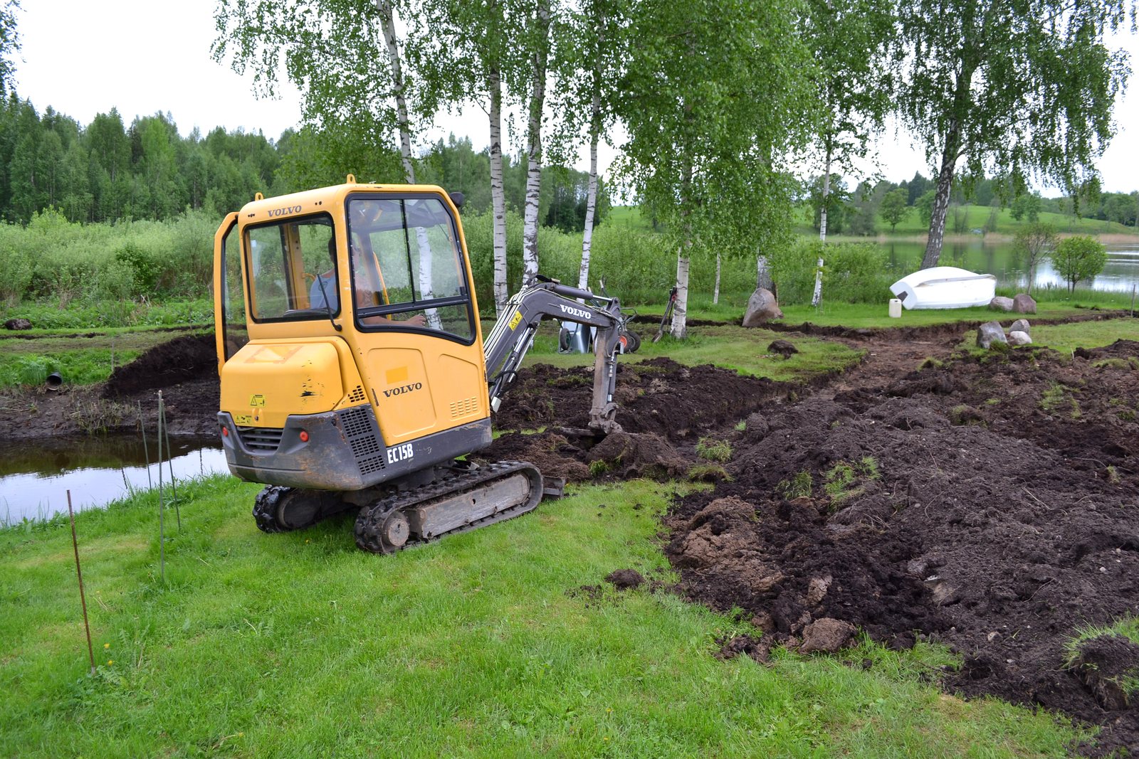 Pinnase kaevamine kopaga enne tänavakivide paigaldust